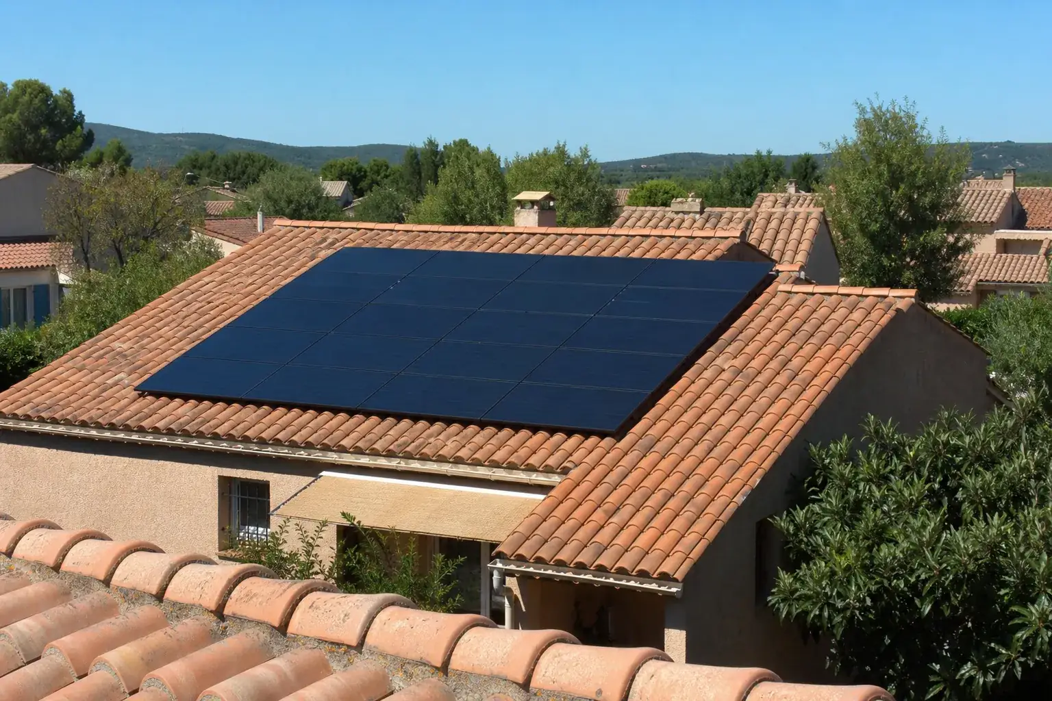 Toiture en tuile canal que nous avons couverte de panneaux photovoltaïques, plein soleil languedocien